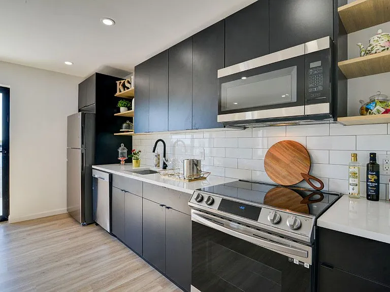 556 Market St #4C — Photo 7
