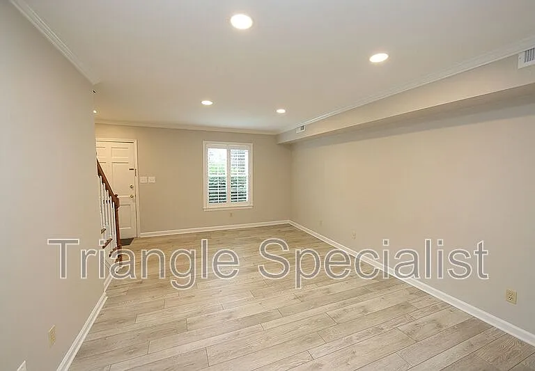 3719 Jamestown Cir — Photo 6