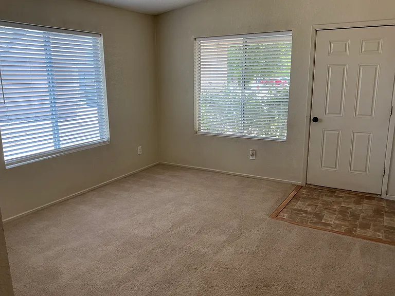 4402 S Jasmine Ave — Photo 5
