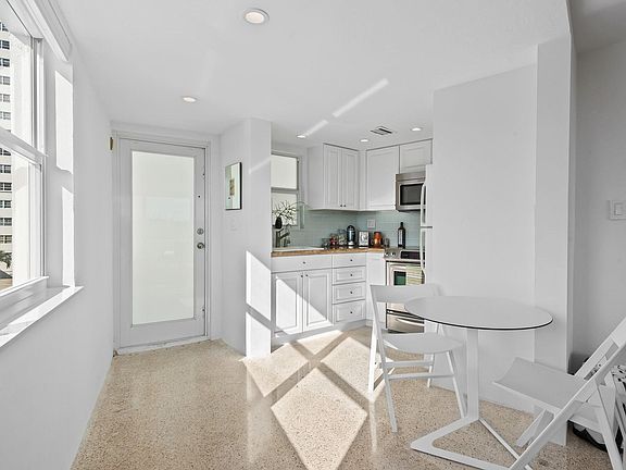 2nd image of 401 SE 25th Ave APT 401