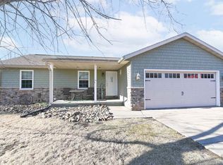 111 Deer Trail Rd, Pekin, IL 61554