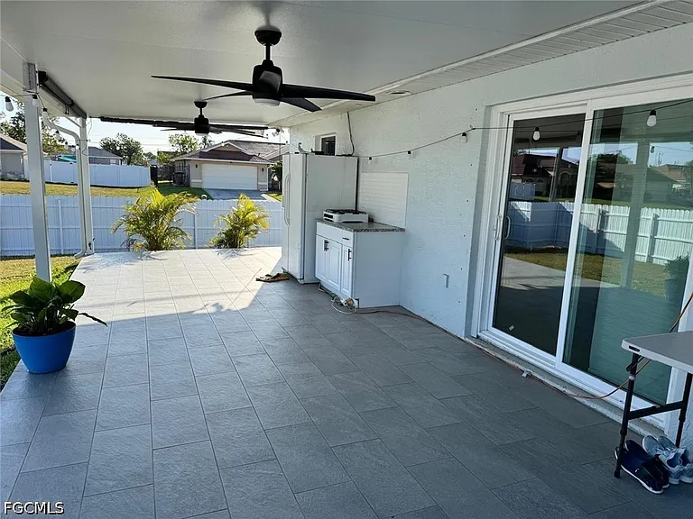 1203 SW 34th Ter — Photo 2