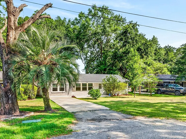 1208 Hawthorne Rd — Photo 2