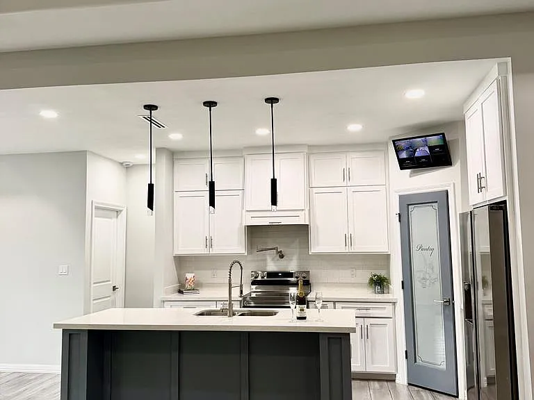 7005 Heliconia Dr — Photo 2