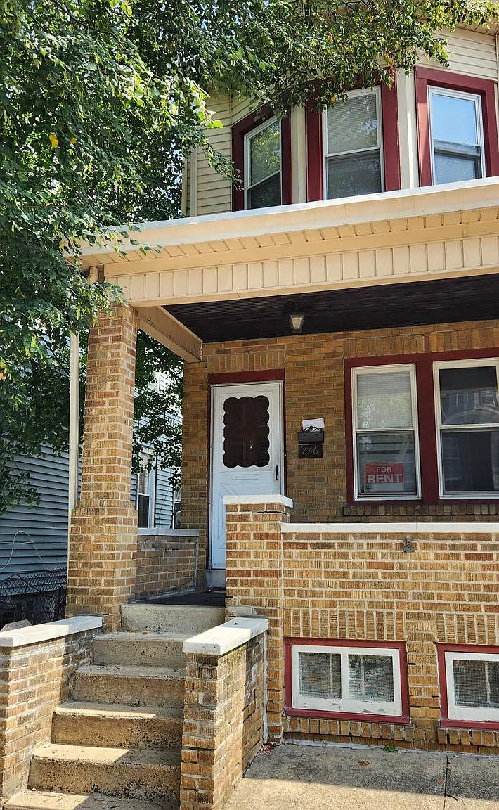 3 bed, 1.0 bath, 1294 sqft, $2,400 — Photo 2