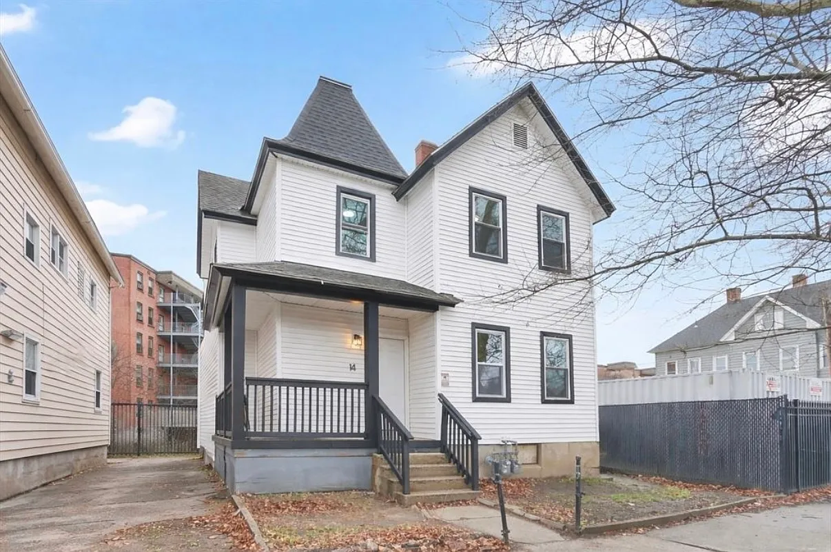 2 bed, 890 sqft, $1,690 — Photo 1