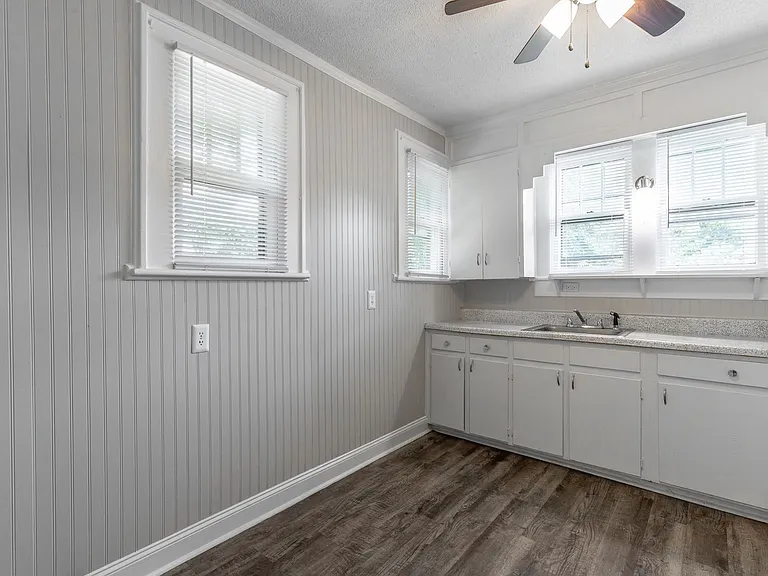 300 Dunlap Ave — Photo 3
