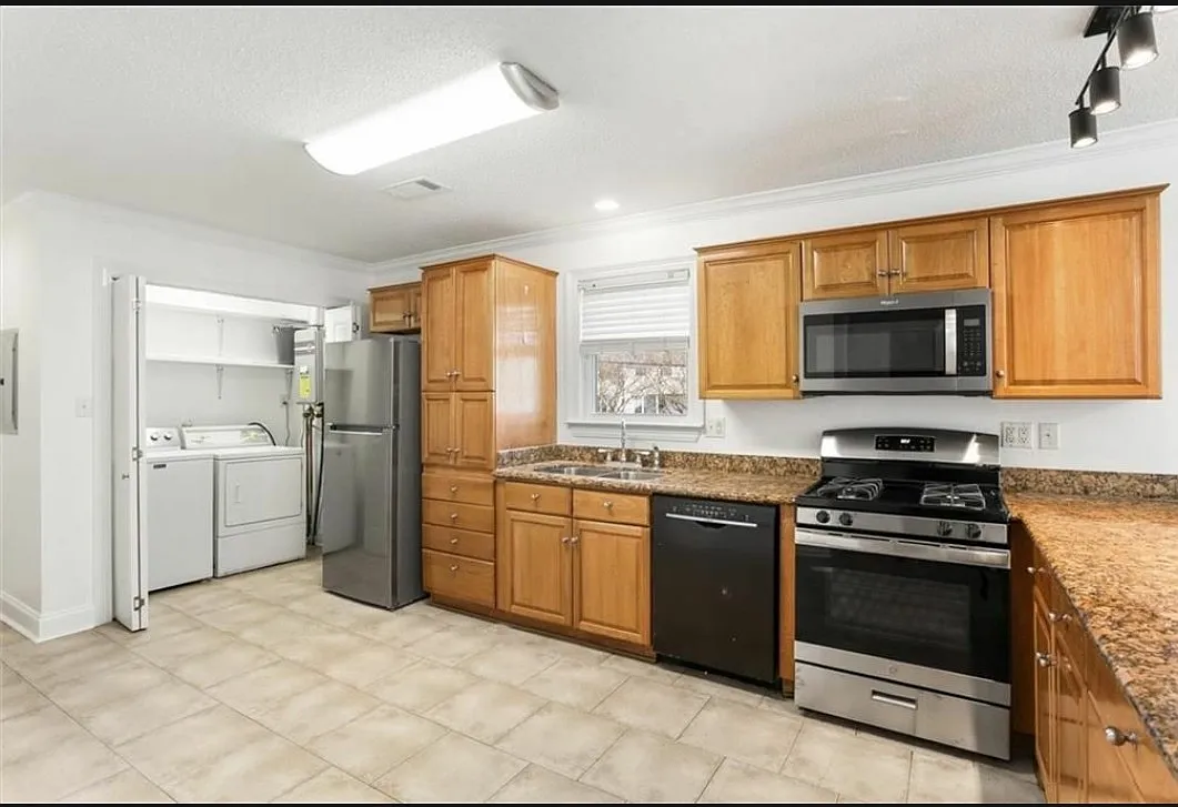 Building Photo - 6216 Cameron Blvd #A