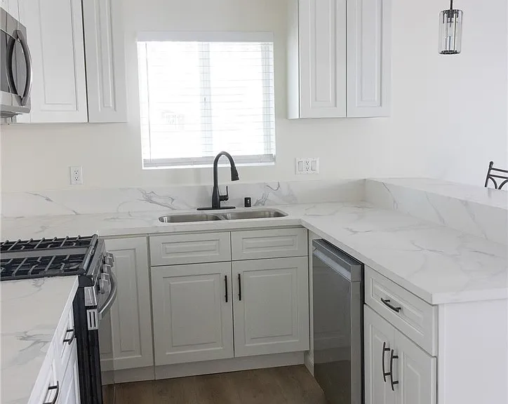 9250 N Kester Ave — Photo 3