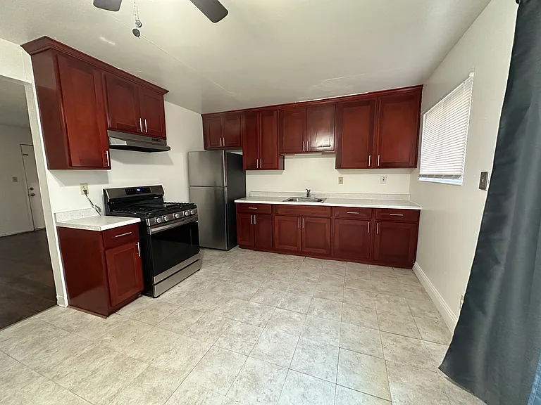 25888 Gading Rd — Photo 10