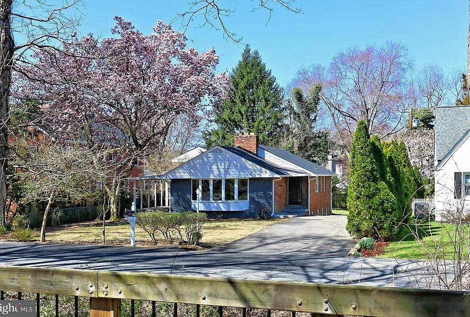1st image of 8114 W Boulevard Dr