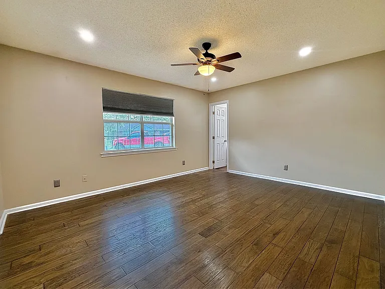 337 NE Sheila Dr — Photo 16