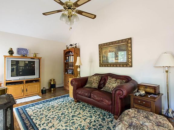 4th image of 181 Cooper Dr