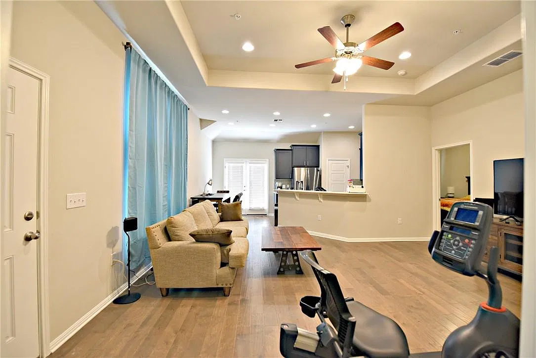 3 bed, 2.0 bath, 1308 sqft, $2,295 — Photo 3