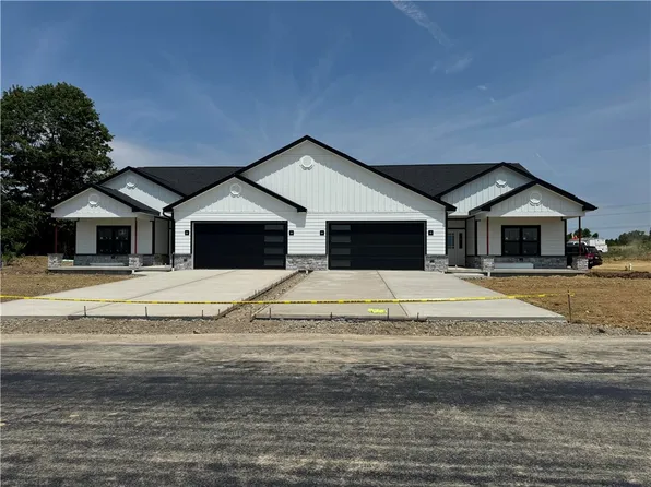 1173 Valley Club Dr, Irwin, PA 15642