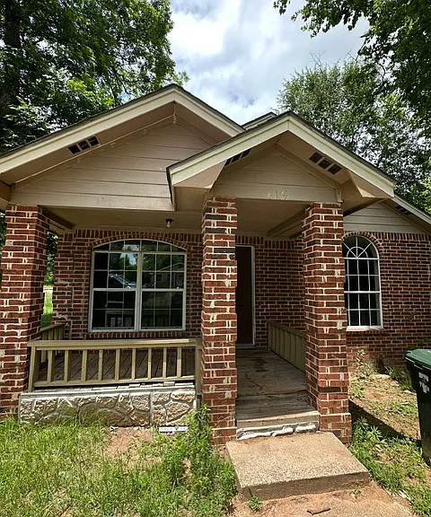 819 W Mims St — Photo 1