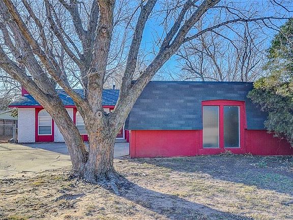 3rd image of 824 Douglas Dr