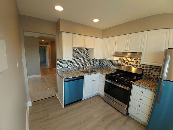 4th image of 680 Marilyn Ave APT 210