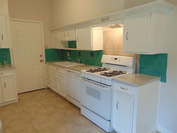 3rd image of 912 Leyenda Dr