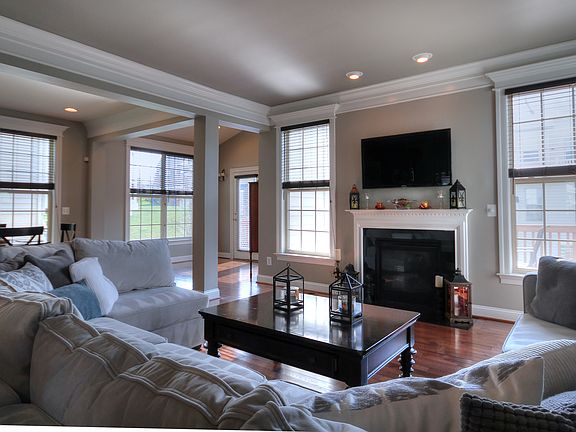 3rd image of 42711 Chisholm Dr
