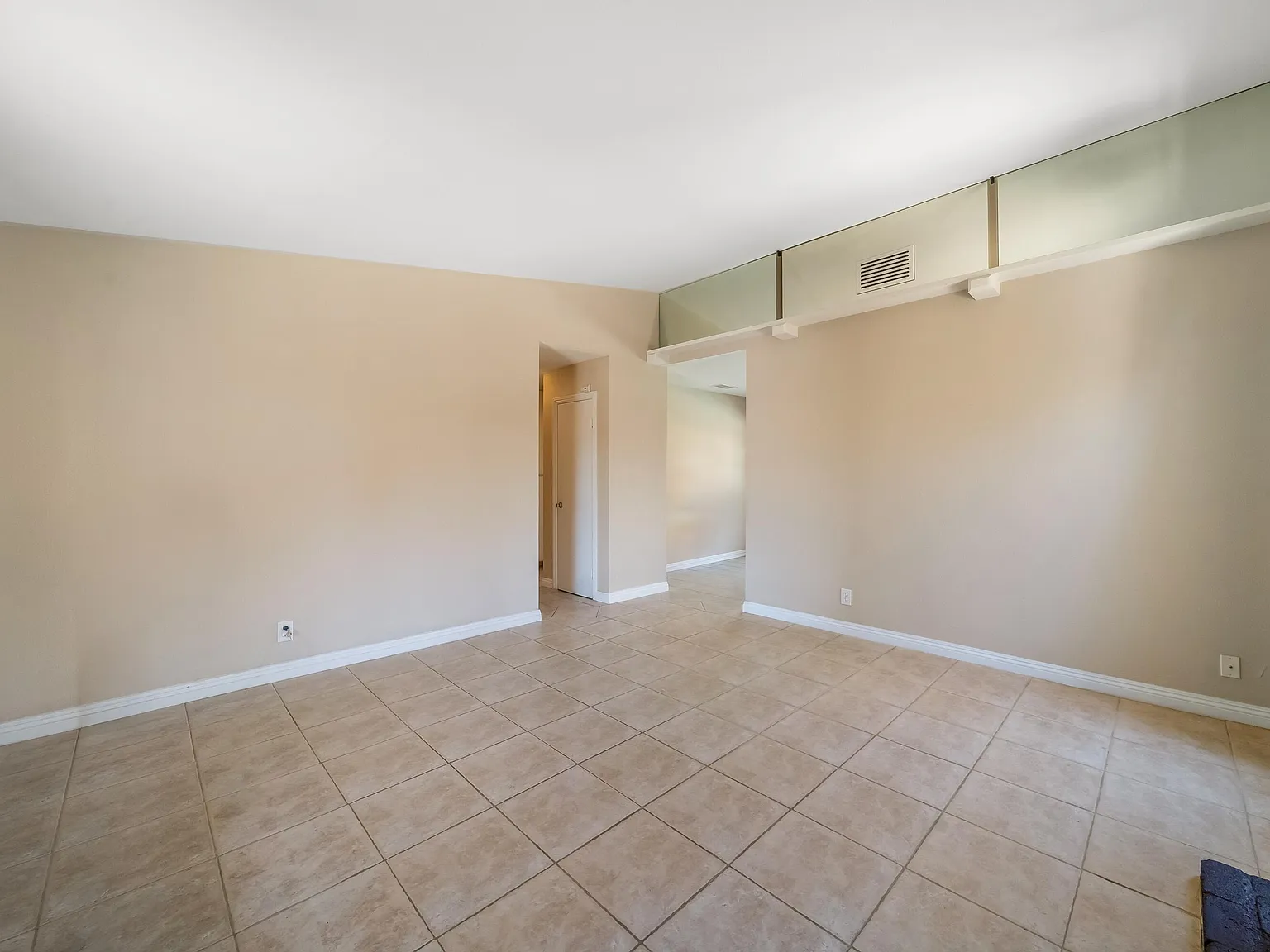 2 bed, 1085 sqft, $2,300 — Photo 2
