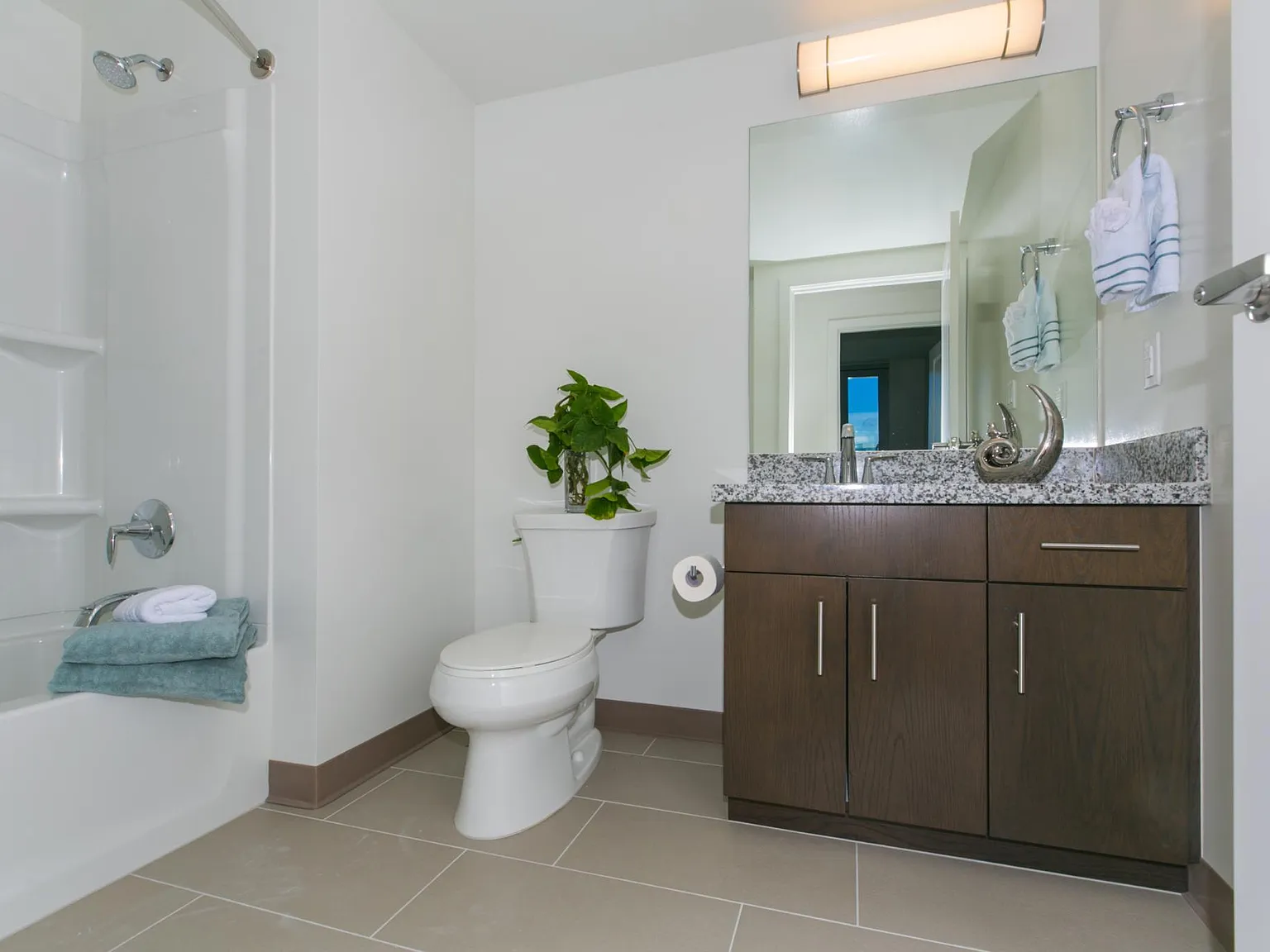 3 bed, 1000 sqft, $4,450 — Photo 3
