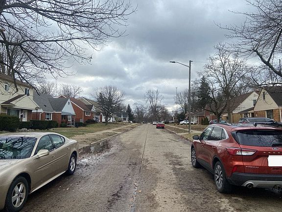 5th image of 23521 Geneva St