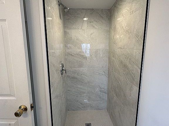 5th image of 123 W Tide Way