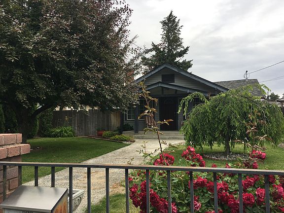 2nd image of 905 Okanogan Ave