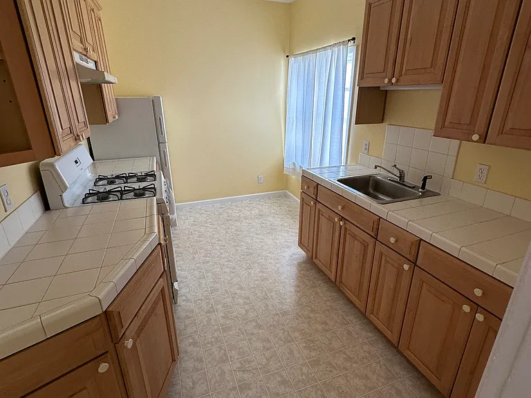 1672 Oxford St #1 — Photo 2