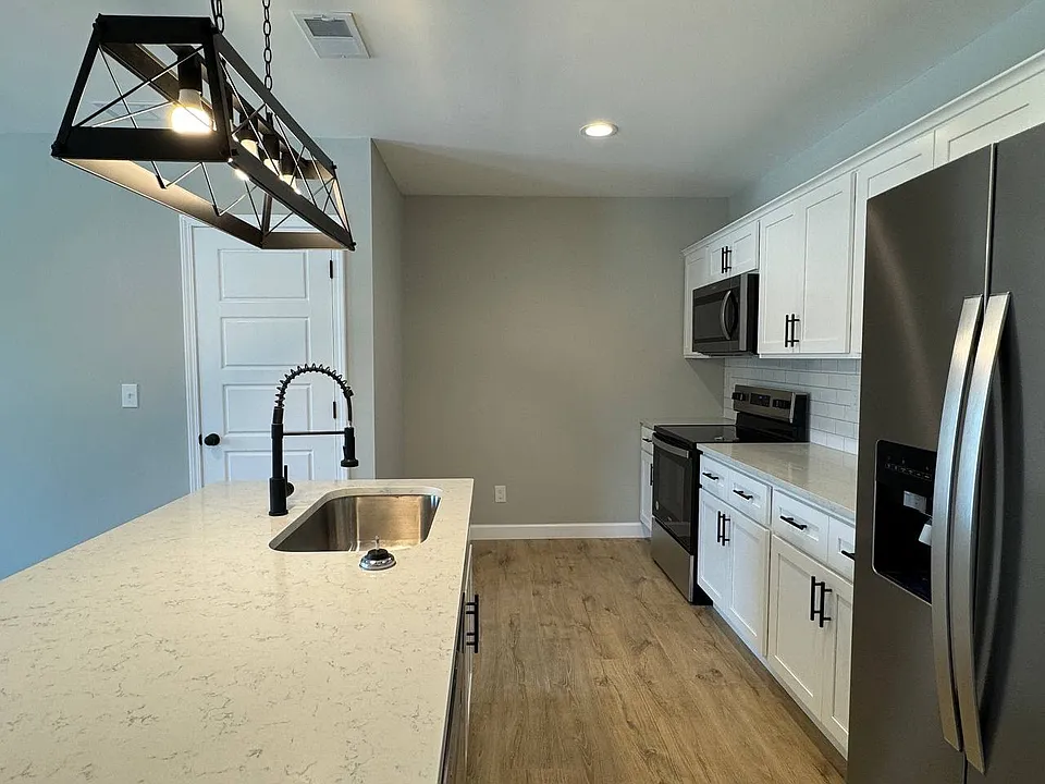 11 Midland Meadows Dr