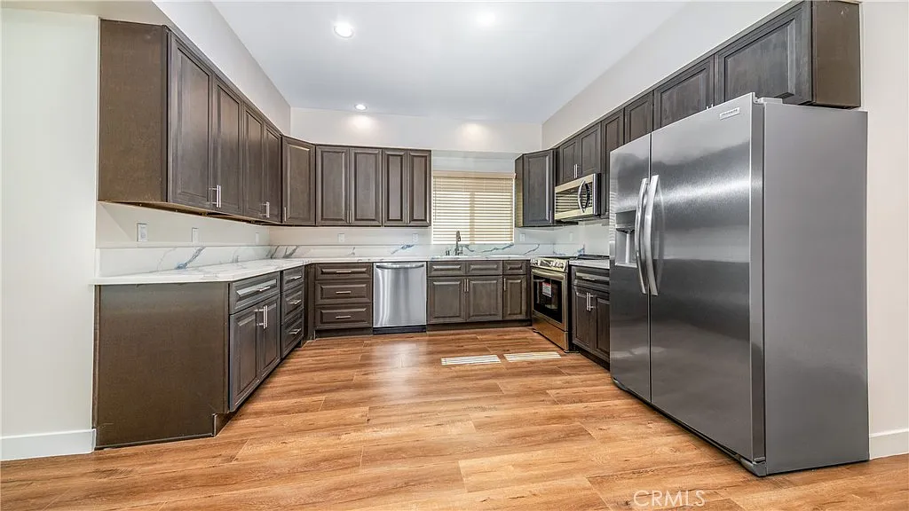 Building Photo - 17158 Chatsworth St #4