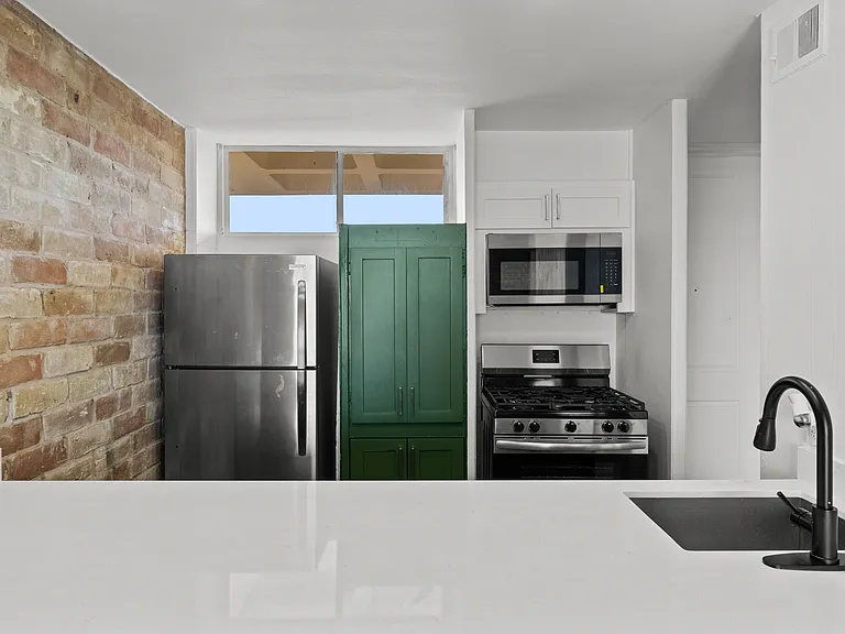 Four Oaks Apartments — Photo 20