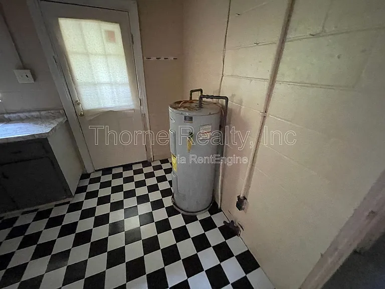 415 Rocky St — Photo 8