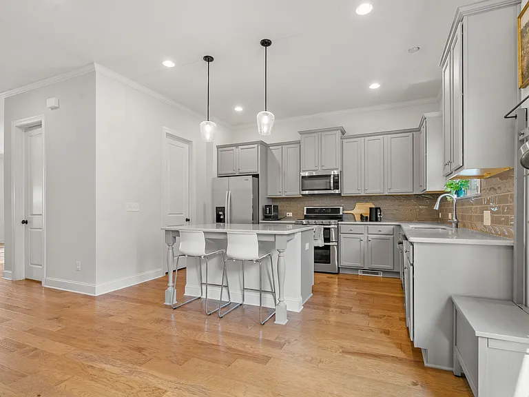 613 Harrington Hls — Photo 5