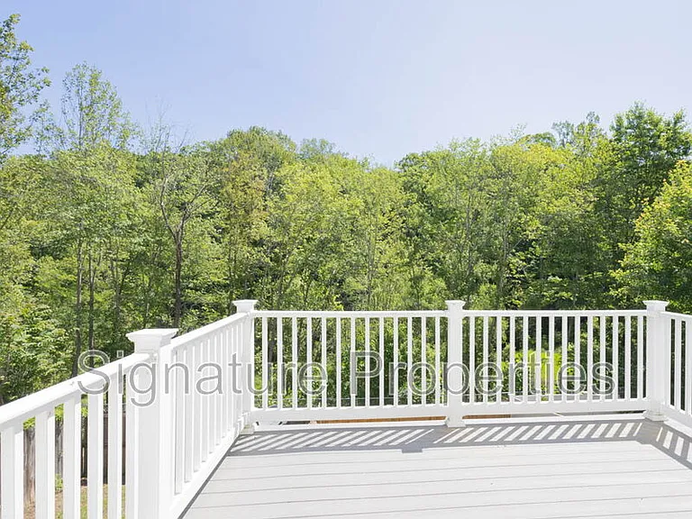 405 Lakeview Ct — Photo 32