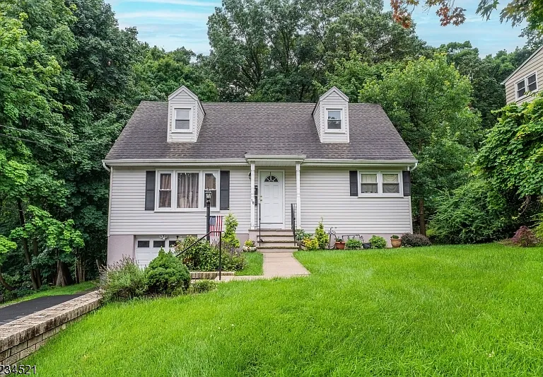 18 Macfarlan Ave — Photo 1
