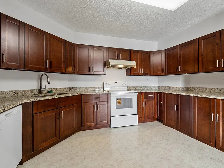 226 Harmon Cove Tower #226 — Photo 10