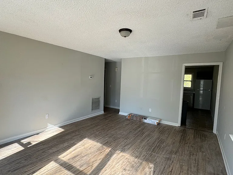 724 Belmont St — Photo 1