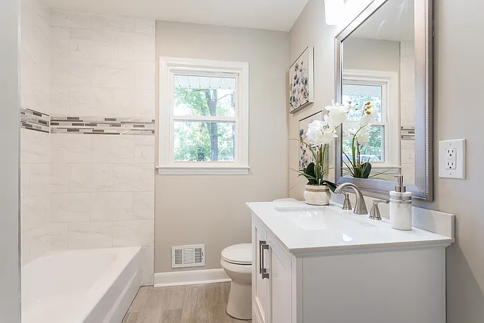 204 W Johnson St — Photo 10