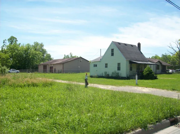 420 E Carpenter Rd, Flint, MI 48505