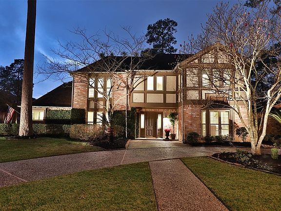 CLASSIC HOME WITH NEW POOL/SPA/WATERFALL