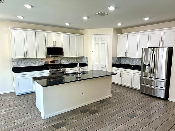 5th image of 1098 E Regent Dr
