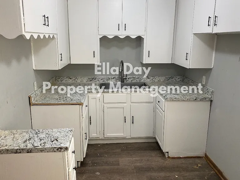 2759 N Iva Ave — Photo 2