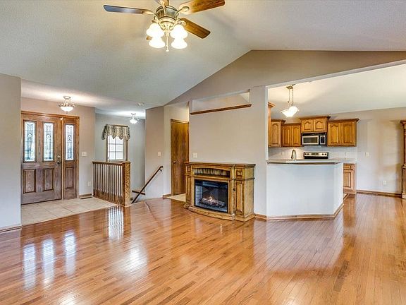 4th image of 102 S Springwood Dr