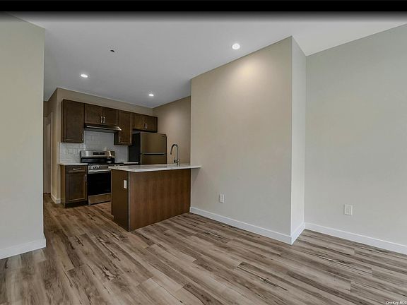 3rd image of 400 New York Ave Floor 2