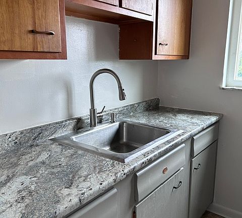 5th image of 884 Mohawk Trl APT 1