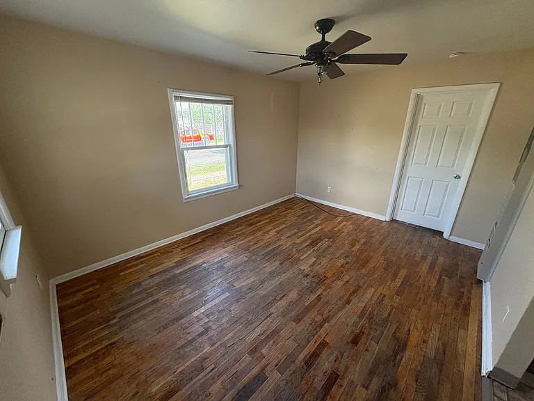504 Howard Ave — Photo 4