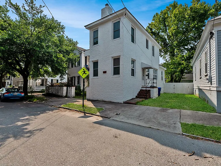 25 1/2 Maverick St — Photo 1
