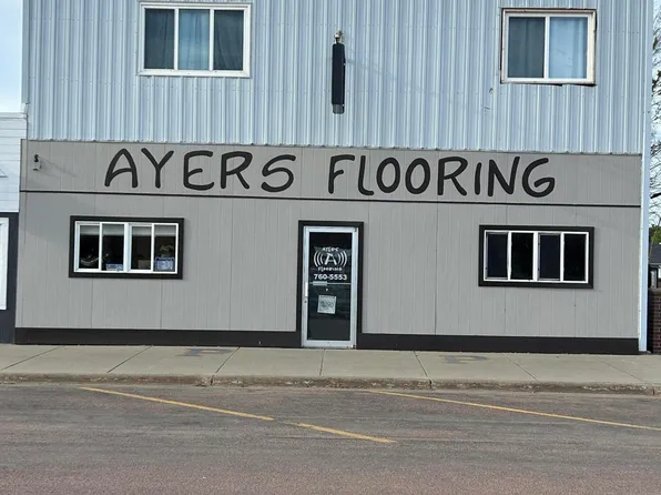 106 E Main St, Parkston, SD 57366